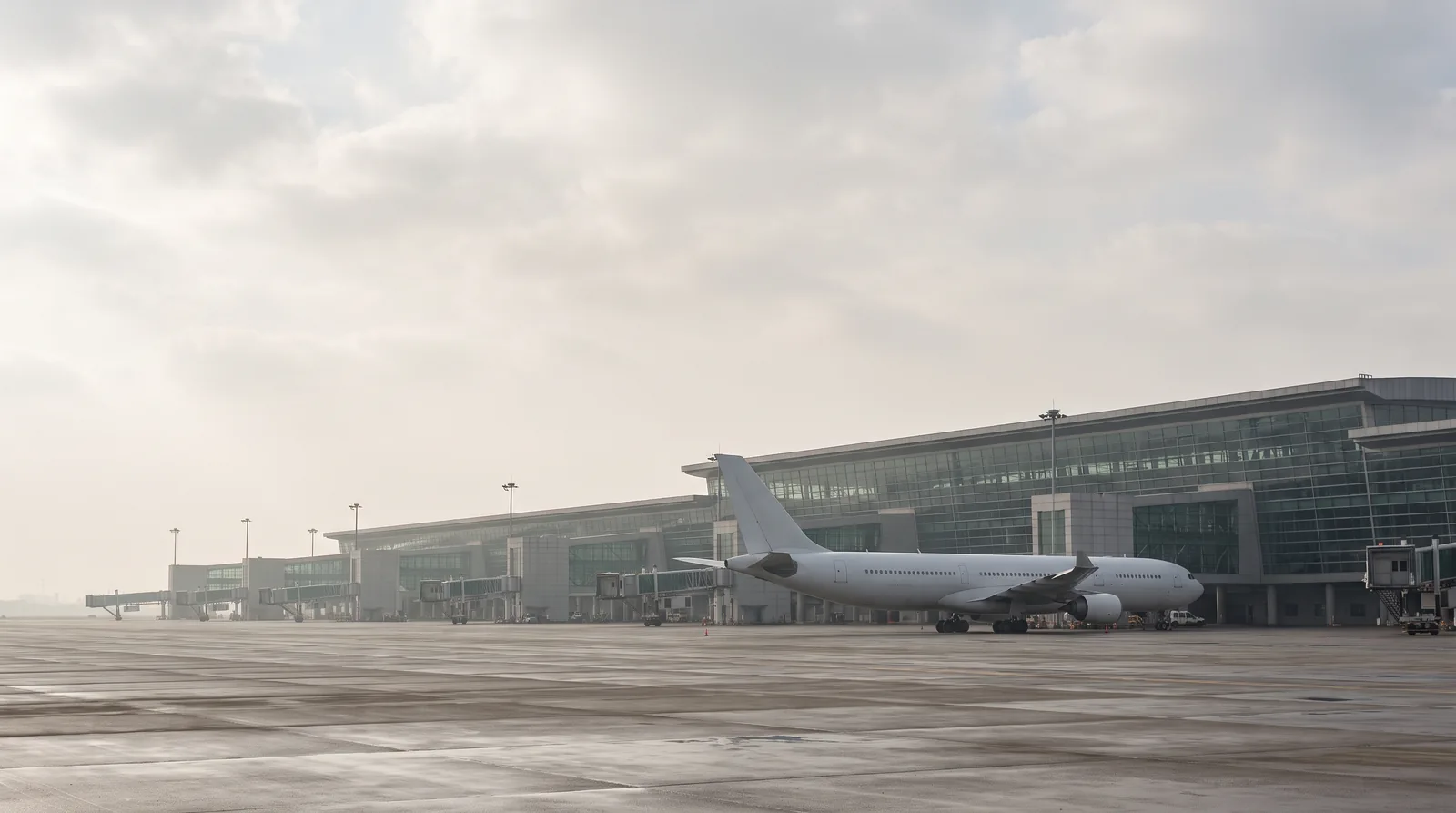 Aeronavă la terminalul unui mare aeroport de tranzit